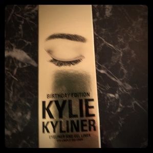 Kylie Jenner Gel and mechanical eyeliner